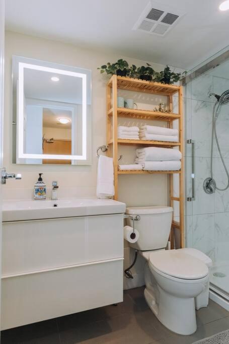 Modern Condo In The Heart Of Dt Overlooking City Vancouver Exteriör bild