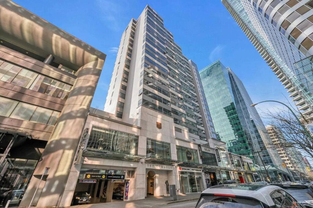 Modern Condo In The Heart Of Dt Overlooking City Vancouver Exteriör bild