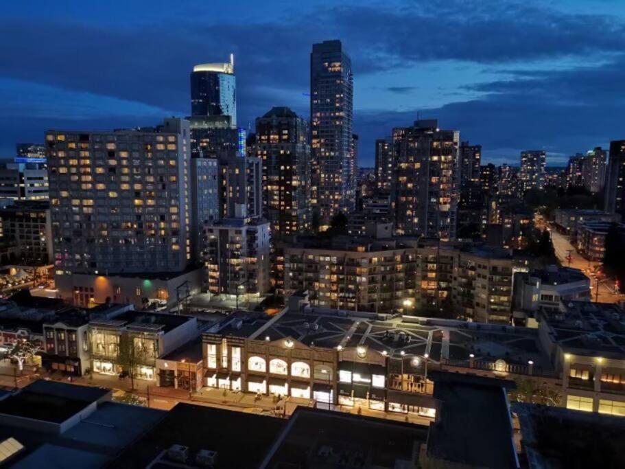 Modern Condo In The Heart Of Dt Overlooking City Vancouver Exteriör bild
