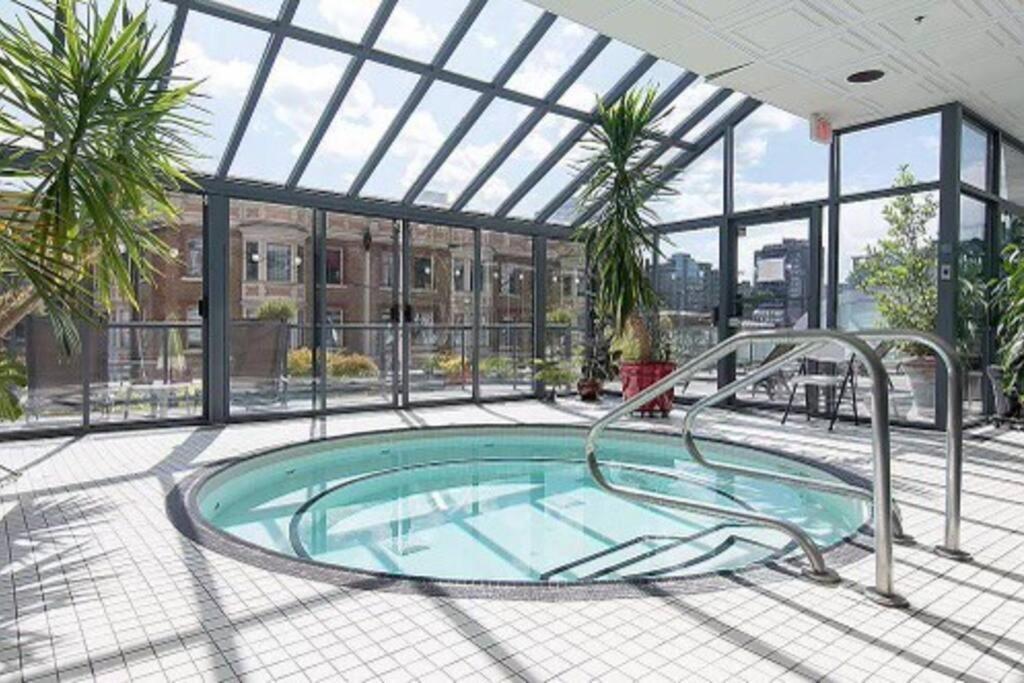 Modern Condo In The Heart Of Dt Overlooking City Vancouver Exteriör bild